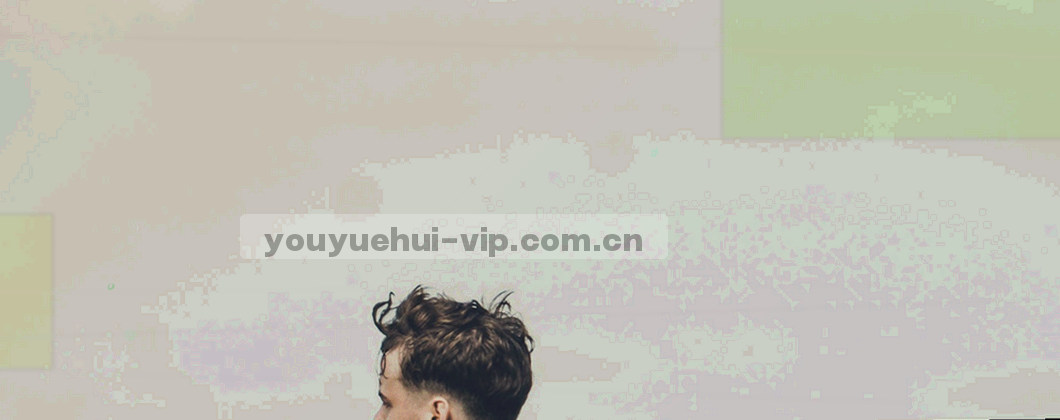 会议室白板上的流程草图俯拍，字迹抽象不可辨识，画面中没有人