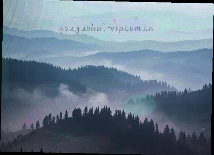 桌面上摊开的信纸与一支笔，字迹抽象不可辨识，画面作单色处理